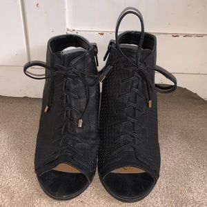 black cityclassified pumps